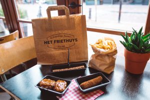 Een zak friet met snacks om mee te nemen