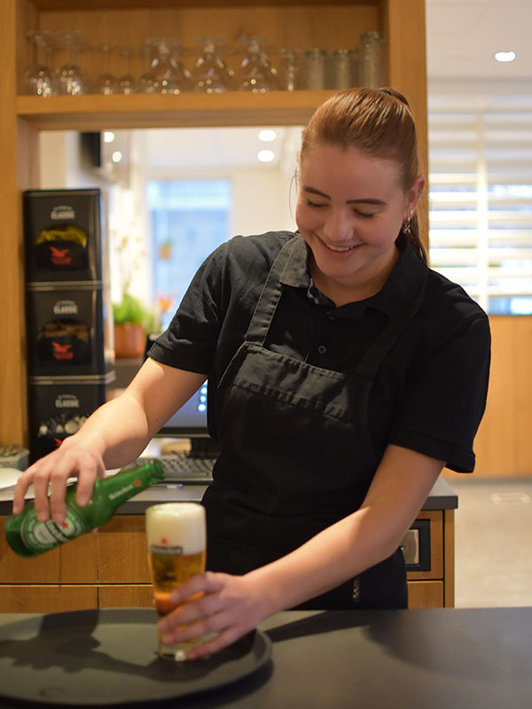 anne-med-bed Het Friethuys Oss, de ambachtelijke snackbar in het centrum van Oss